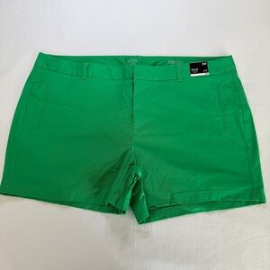 NWT a.n.a Women’s Green Stretch Cotton Shorts - Size 20W